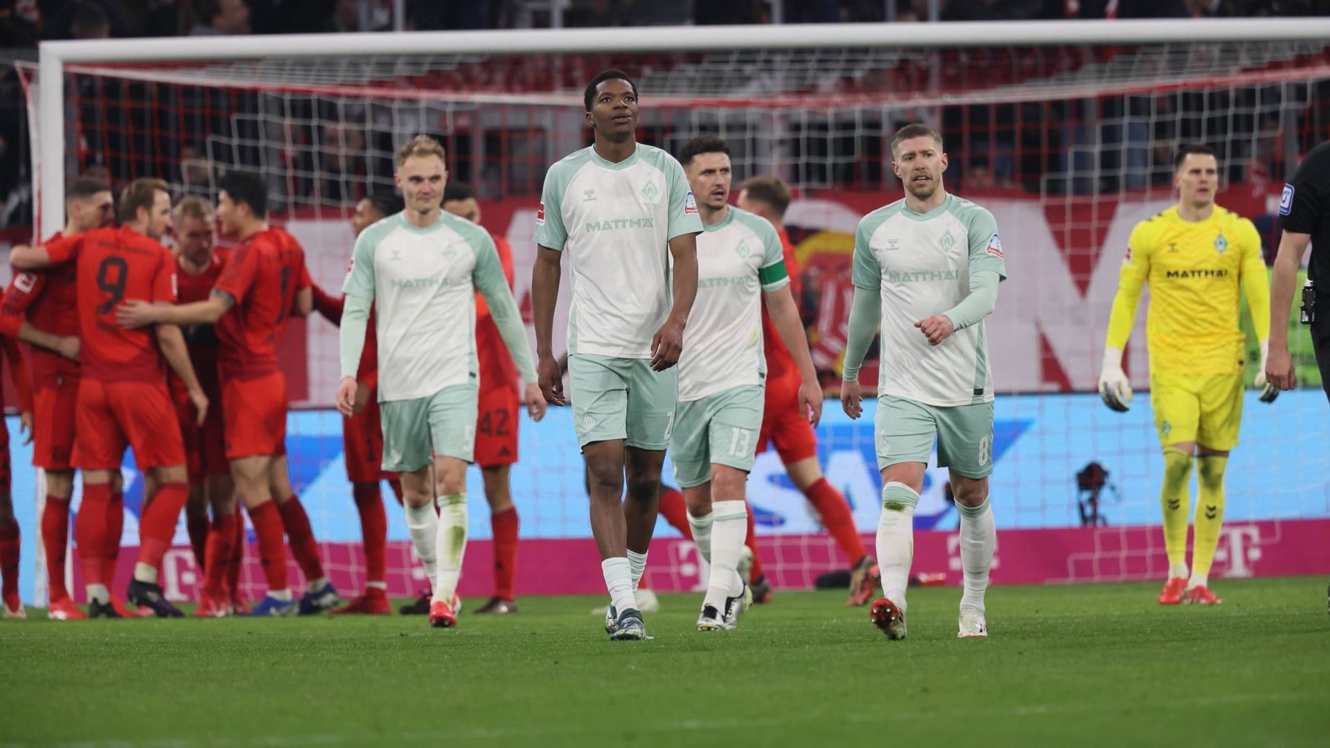 Frustration at the Werder professionals: Bremen kept in Munich for a long time, in the end FC Bayern clearly won the game.