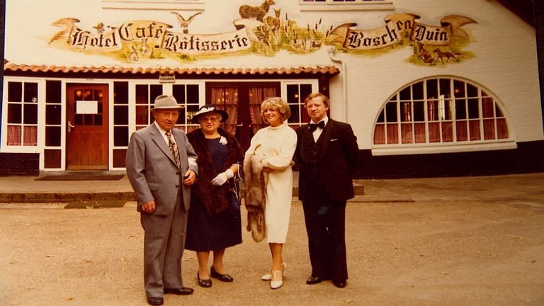 Tijn (r) with his wife El and parents for their restaurant (private photo).