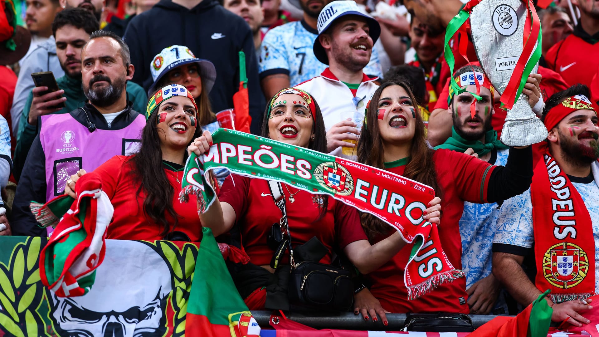 Portugal fans celebrate their team at the Euro 2024 (archive picture): At the Women's European Championships 2029, the Volksparkstadion is not one of the venues.