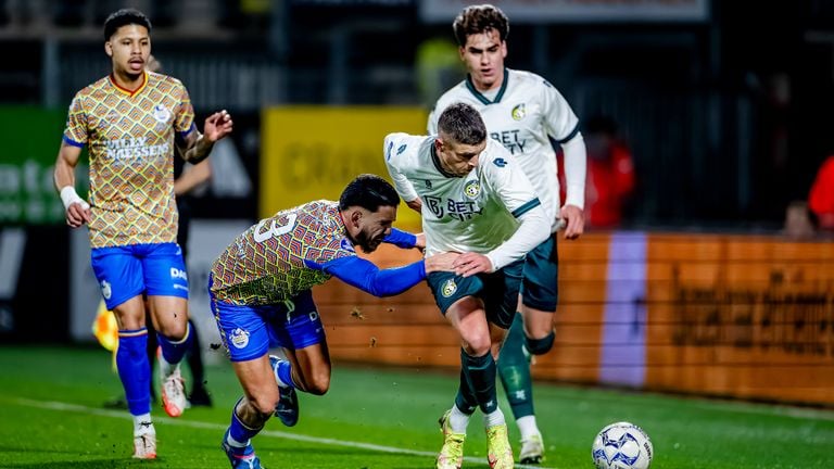 RKC Waalwijk defender Faissal Al Mazyani is going a duel with Kristoffer Petterson. (Photo: Eye4images, Marcel van Dorst)