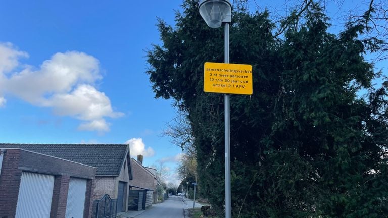 The signs around primary school De Grienden on which the prohibition of gathering is announced (photo: Omroep Brabant).