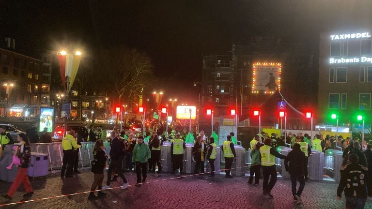 The street in front of the station Puilt with carnival lovers (photo: Omroep Brabant).