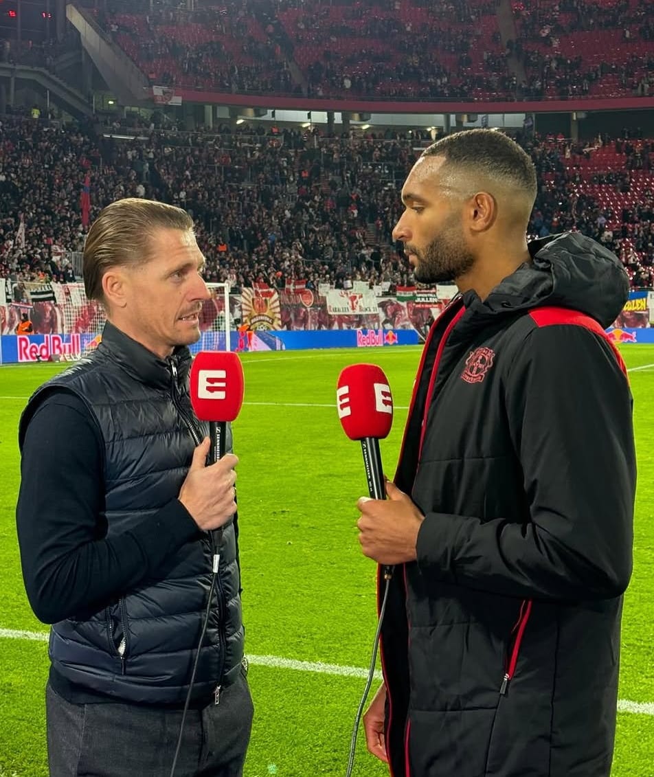 Artur Wichniarek (l.) befragt für den Sender ­Eleven Sports in Polen Leverkusens Jonathan Tah