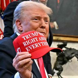 United States President Donald Trump holds a hat in which he reads "Trump was right". Photo of Jim Watson / AFP | Photo: AFP