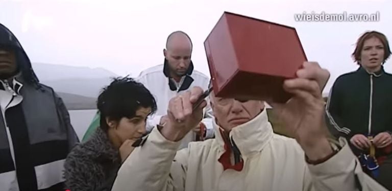 Cor van Driel after the abseil assignment with a box without money (image: YouTube).