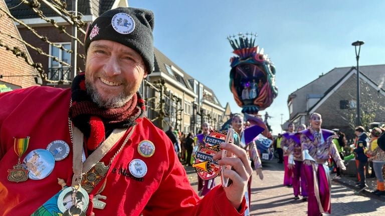 Albert Meeuwissen from CV Black Angels is very proud of his AI floats in the Prinsenbeek parade (photo: Omroep Brabant)