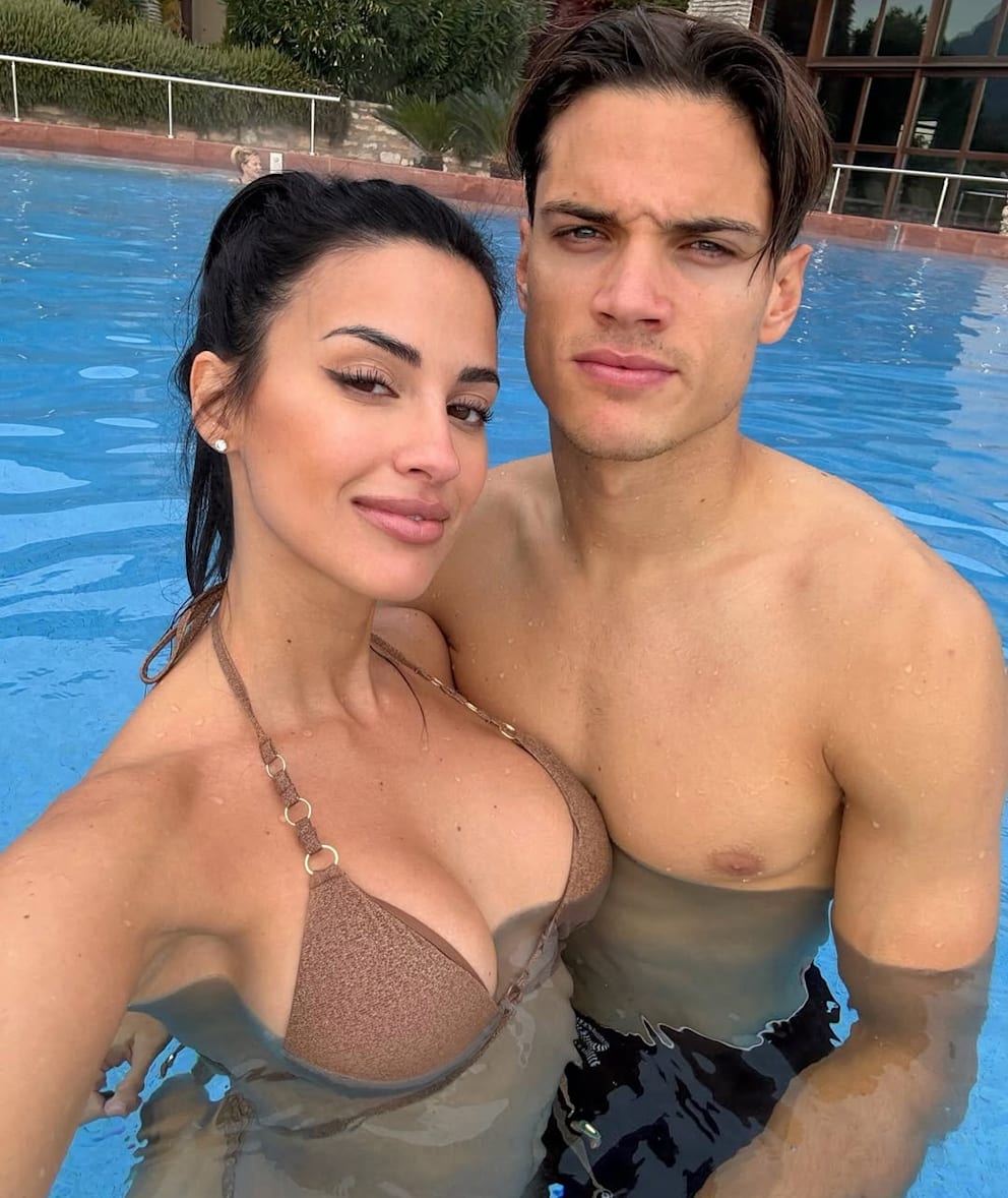 Zusammen mit ihrem Freund Samuele Ricci planscht Eleonora Incardona im Pool