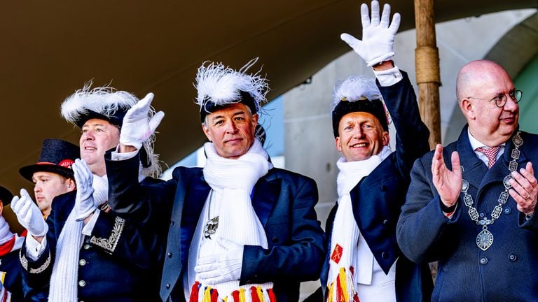 The new Prince Amadeiro XXVII, his retinue and mayor Mikkers (photo: Eye4images/Marcel van Dorst)