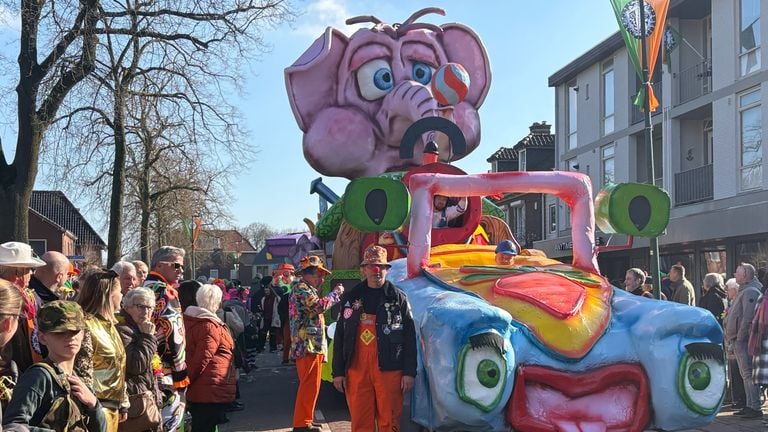 Procession in Peeënrijk (Photo: Loïs Verkooijen).