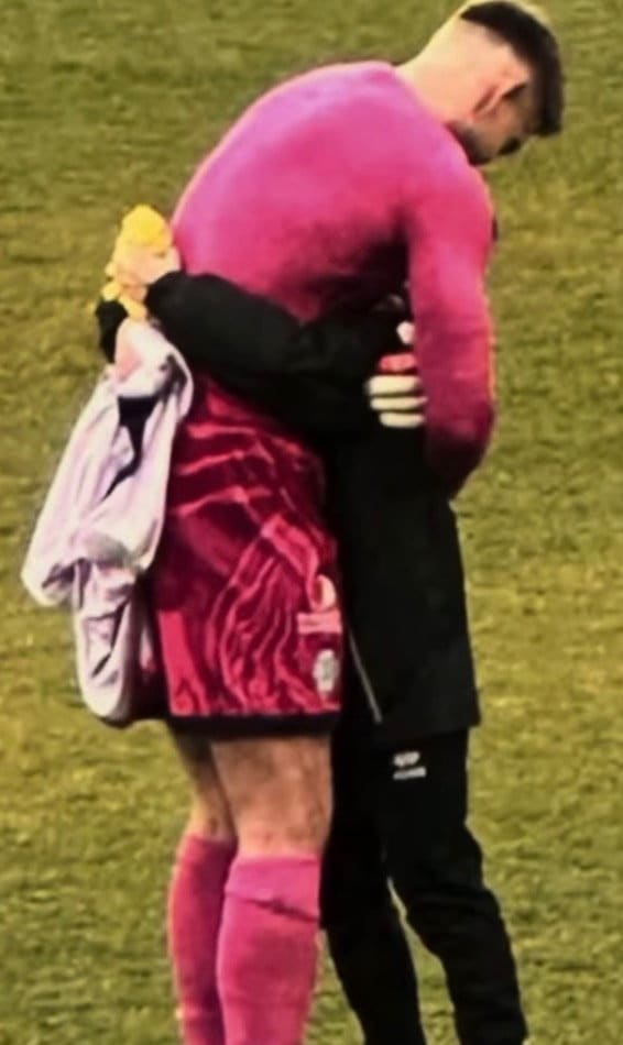 Ziemlich beste Freunde: Klinsmann drückt den Balljungen an sich