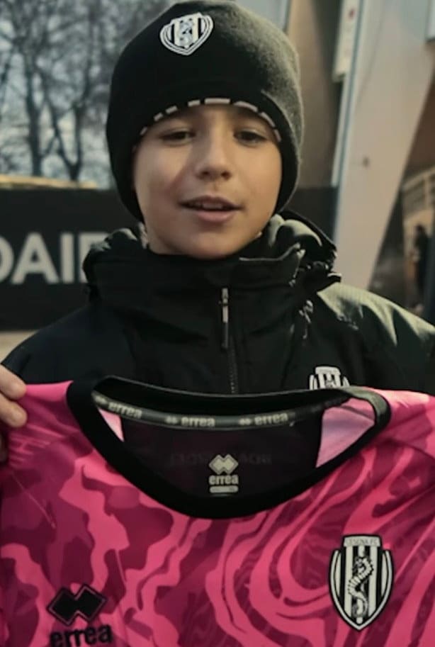 Stolz wie Bolle: Balljunge Ivan zeigt das Trikot von Klinsmann