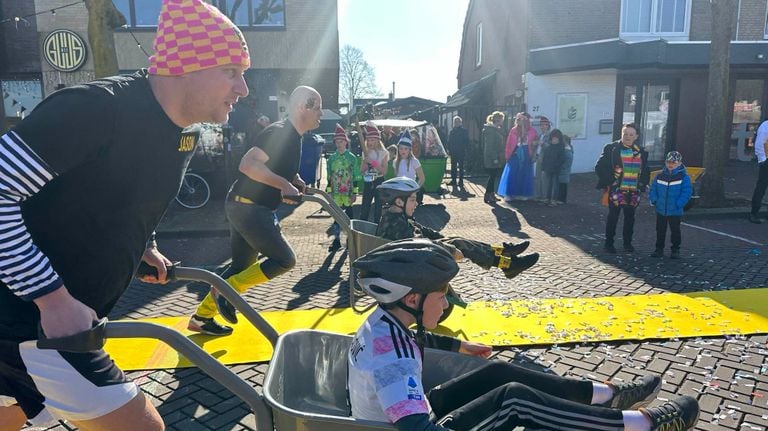 In the starting blocks for the wheelbarrow race (photo: Floortje Steigenga).