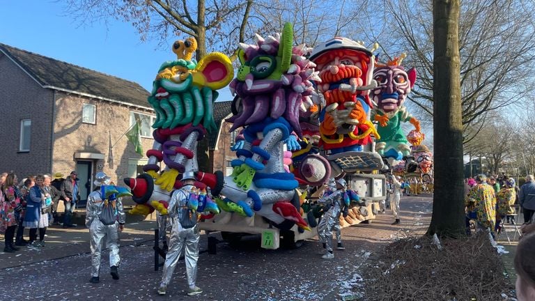 The parade travels through the streets (photo: Jos Verkuijlen).