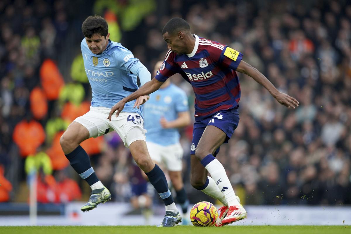 Abdukodir Khusanov frenó a Isak en el partido del Manchester City frente al Newcastle