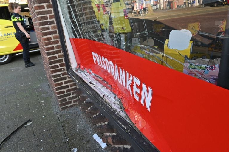 The window is completely broken and bent (photo: Perry Roovers / press agency Heitink).