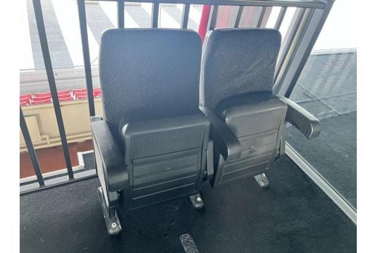 Black business club chairs (photo: VNM Auctions).