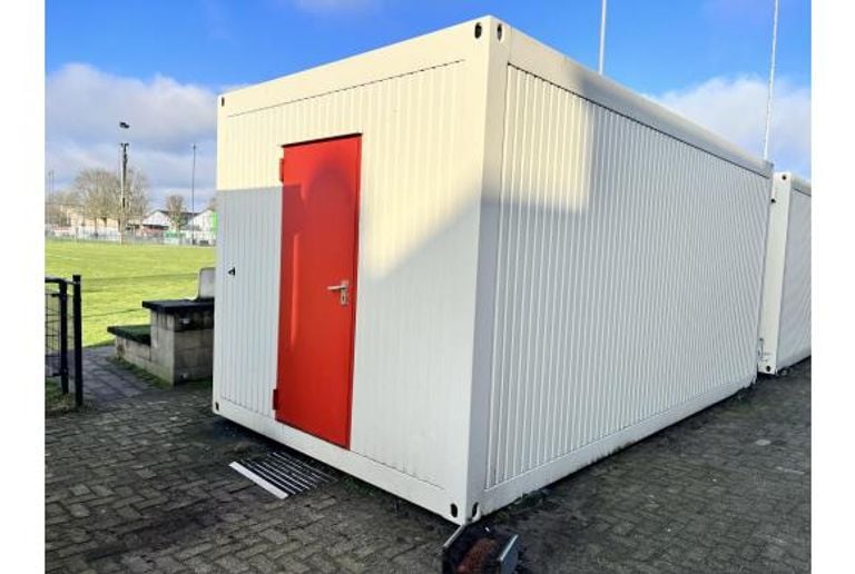 The changing room/shack (photo: VNM Auctions).