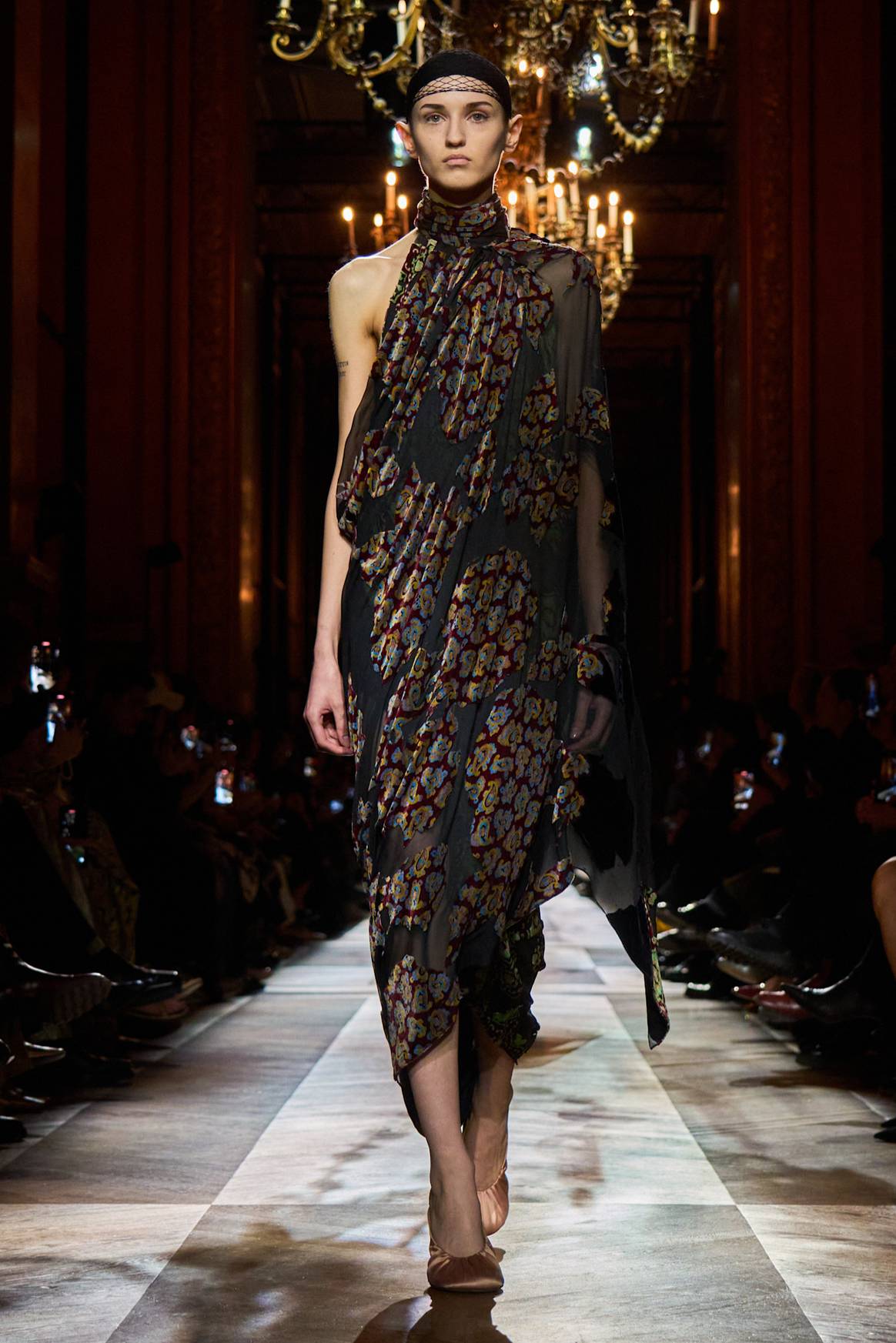 Een Donkere Start van de FW25 show van Dries van notes.
