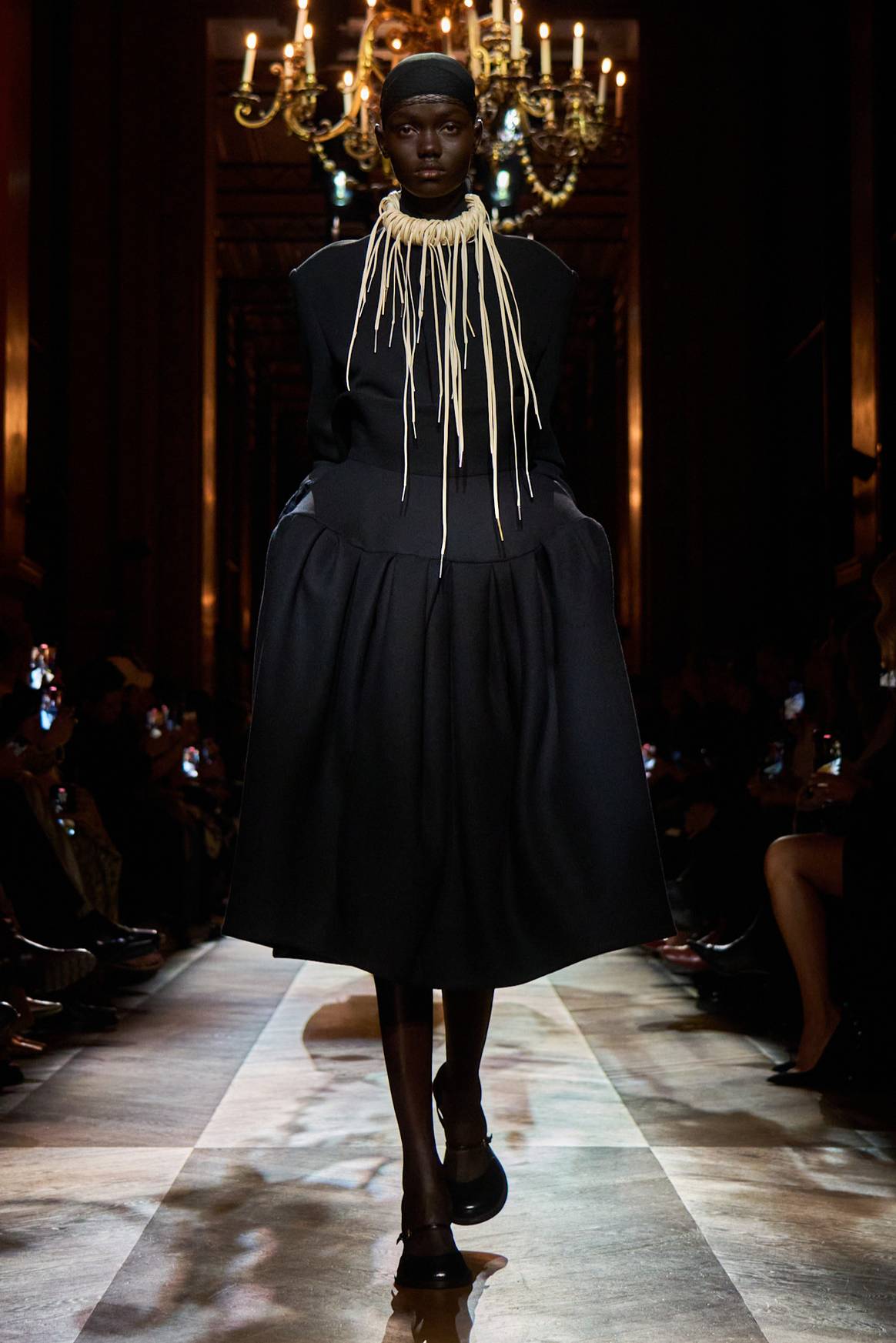 Een Donkere Start van de FW25 show van Dries van notes.