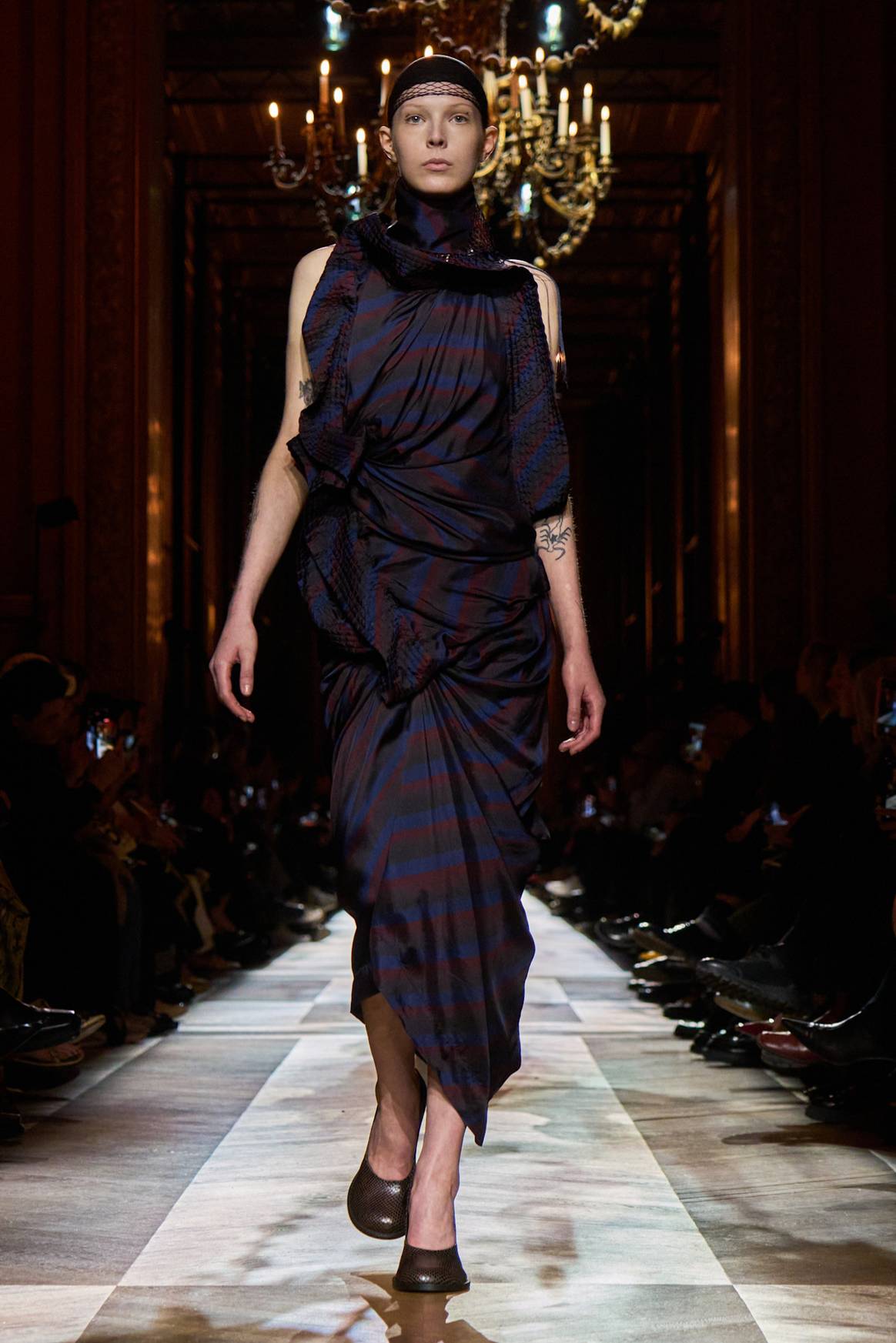 Een Donkere Start van de FW25 show van Dries van notes.