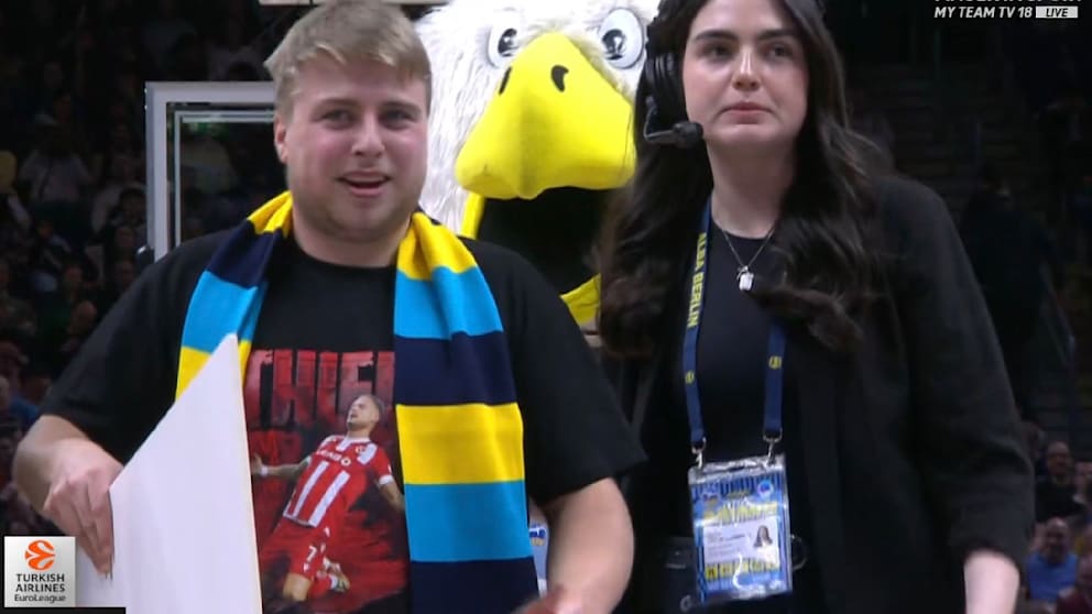 Alba-Fan Benjamin Scholze freut sich über 1000 Euro, nachdem er von der Mitellinie getroffen hatte