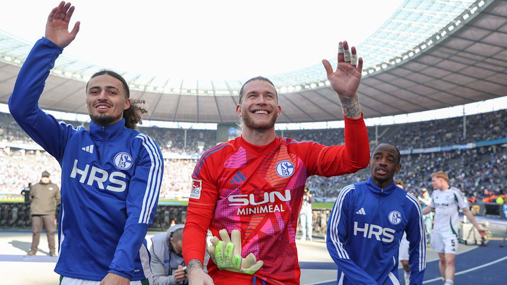 Feiern kann er! Loris Karius (31) feiert seinen zweiten Sieg im zweiten Schalke-Spiel