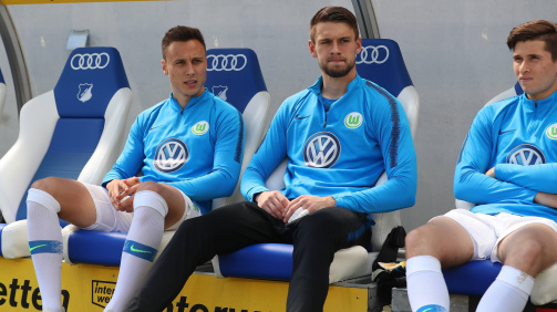 Dominik Franke (left) on the bench at VfL Wolfsburg.