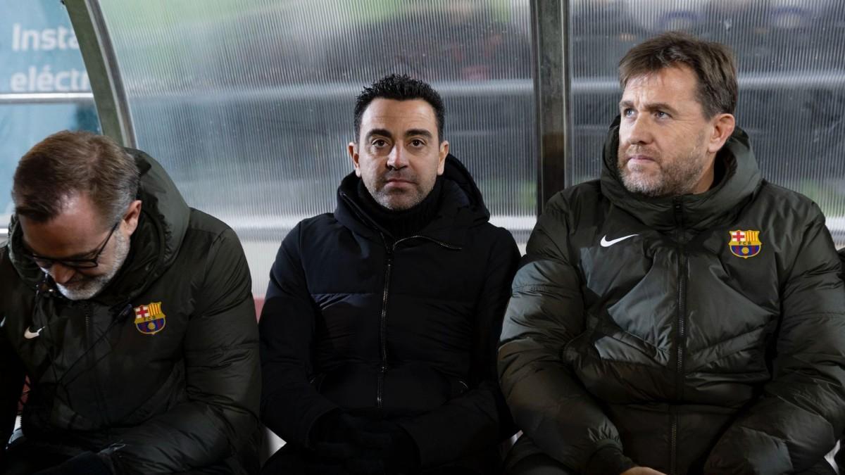 En el banquillo del Barbastro, Xavi acompañado de Sergioo Alegre y Óscar Hernández