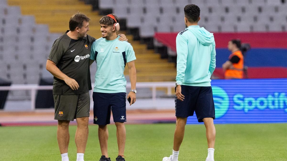 Sergio Alegre, asistente de Xavi, saluda a Abde