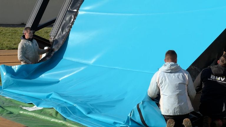 The BHV Expo team takes the sails on the huge tent (photo: Ronald Sträter).
