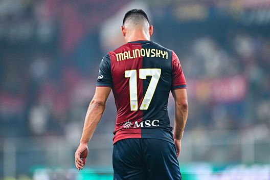 Ruslan Malinovskyi with the Genoa shirt (Photo by Simone Arveda/Getty Images) Malinovskyi