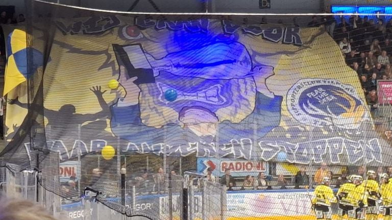 Supporters of Tilburg Trappers with a beautiful banner. (Photo: Leon Voskamp)