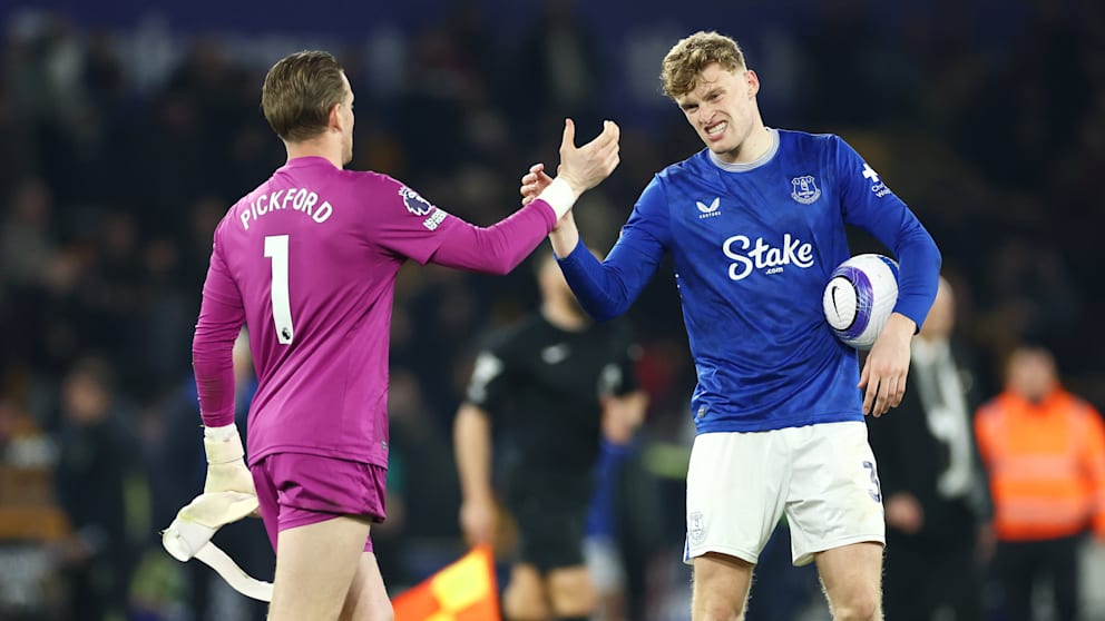 Jarrad Branthwaite schlägt mit Everton-Torhüter Jordan Pickford (31) ein. Branthwaite wurde im vergangenen von Liverpool und Manchester United heiß umworben