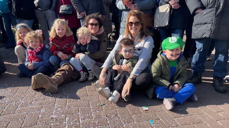 Young and old enjoy the parade 