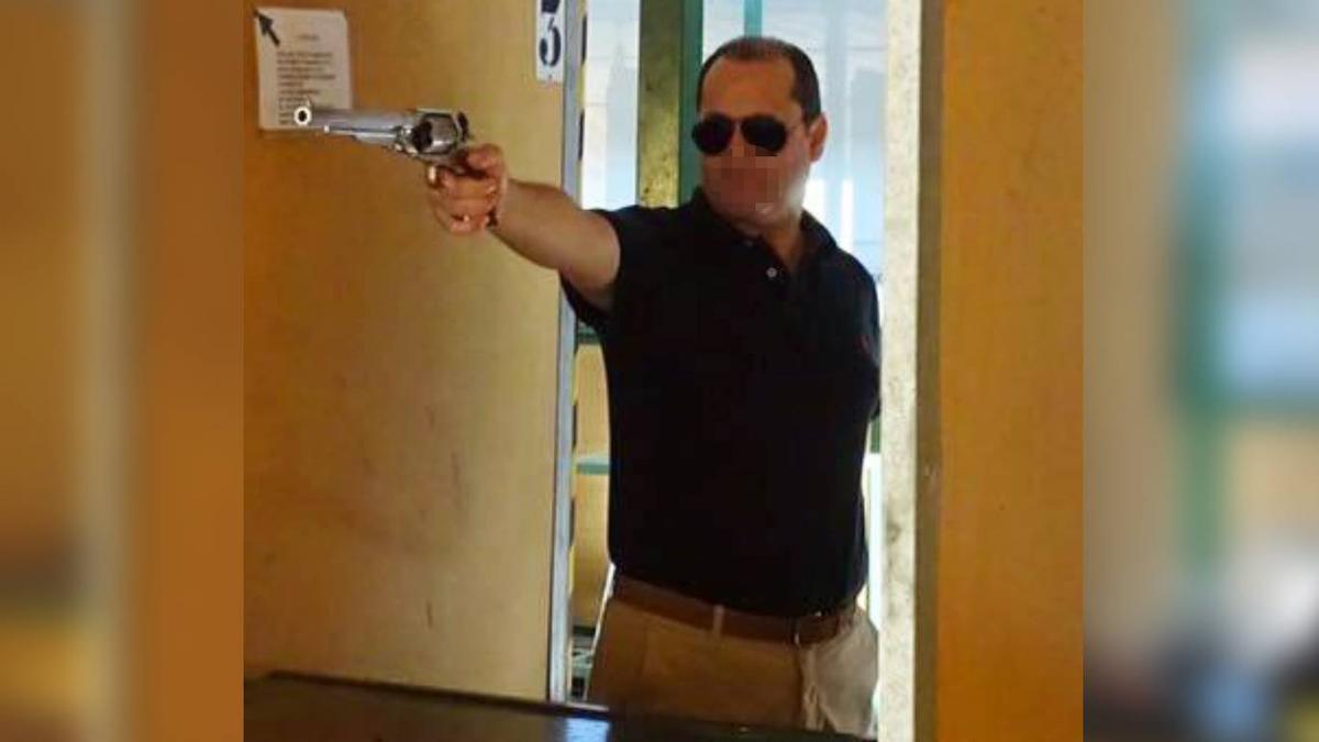 Antonio Caba, encarcelado por dos asesinatos, en una galería de tiro.