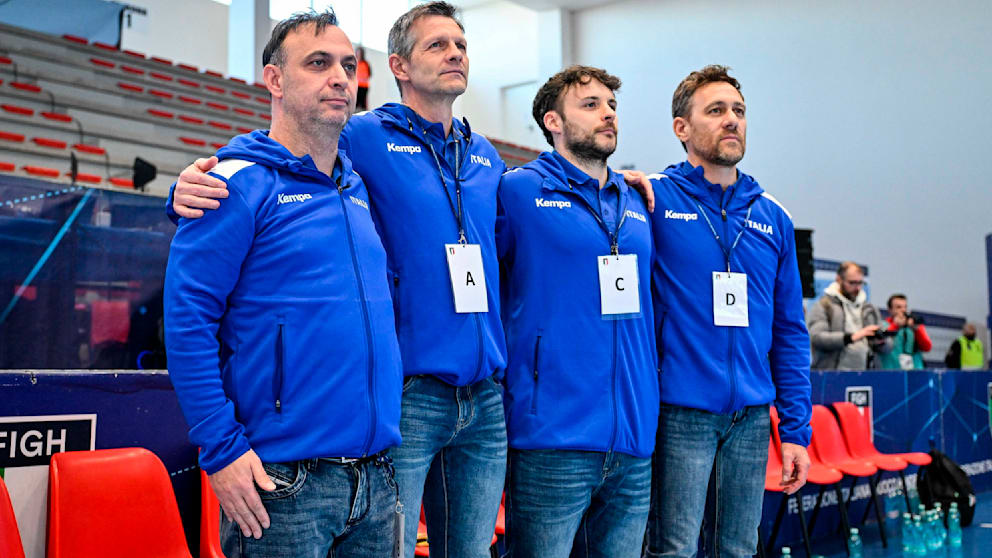 Italiens neuer Chef-Coach Bob Hanning (57/l.) mit Co-Trainer Jürgen Prantner, Video-Coach Emanuele Panetti und Physio Francesco Loiacono bei der Nationalhymne