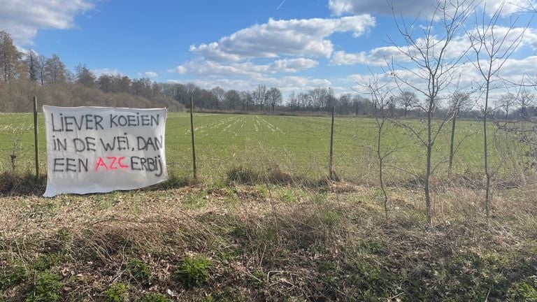 Many banners hang around the pasture against the arrival of the AZC (photo: Omroep Brabant)