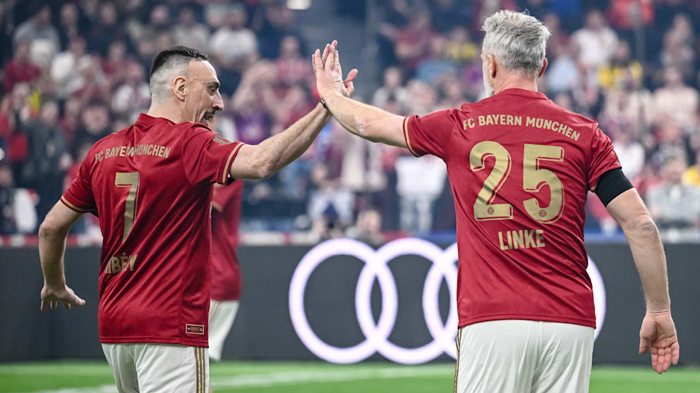 Franck Ribéry (l./41) und Thomas Linke (55) klatschen beim Beckenbauer-Cup ab