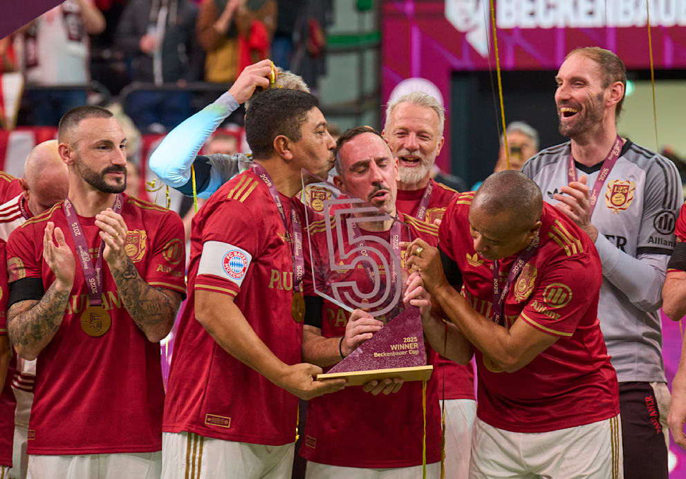 Giovane Elber (52) küsst Ribéry bei der Siegerehrung