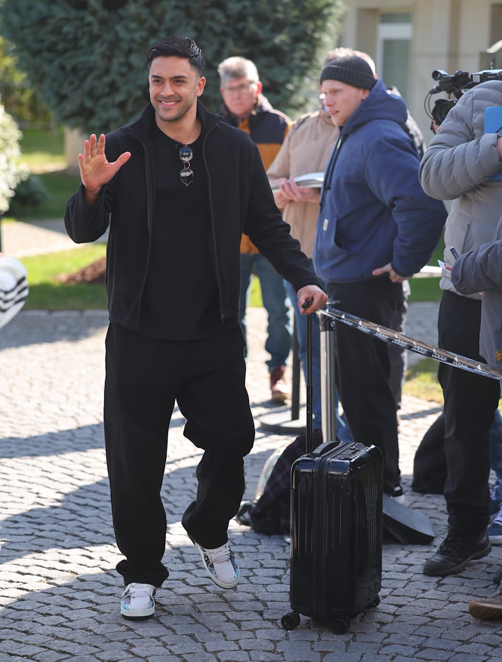 Amiri gut gelaunt während seiner Ankunft bei der Nationalmannschaft