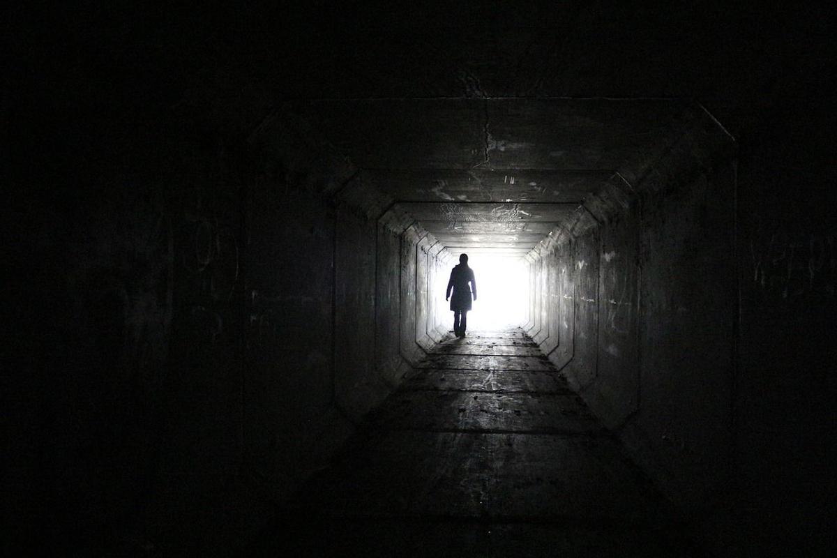 Supuesto túnel que perciben personas que viven una experiencia cercana a la muerte, con o sin psicodélicos.