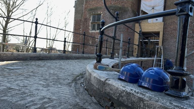 Two building helmets on a wall next to the moat of Kasteel Dussen (photo: Niek de Bruijn).