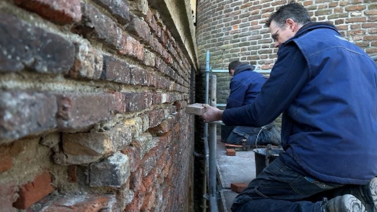 The stones of the castle are also replaced here and there (photo: Niek de Bruijn).