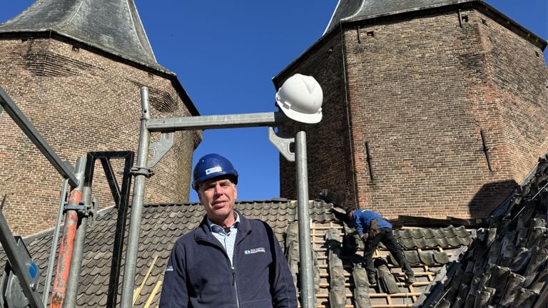 Contractor Jan Rovers of Van Dinther Bouwbedrijf on the roof of Dussen Castle (photo: Niek de Bruijn).