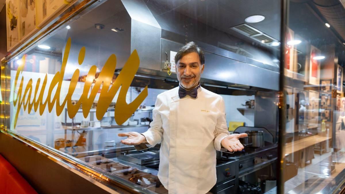 Semi posa en su restaurante en Carrer Aragó