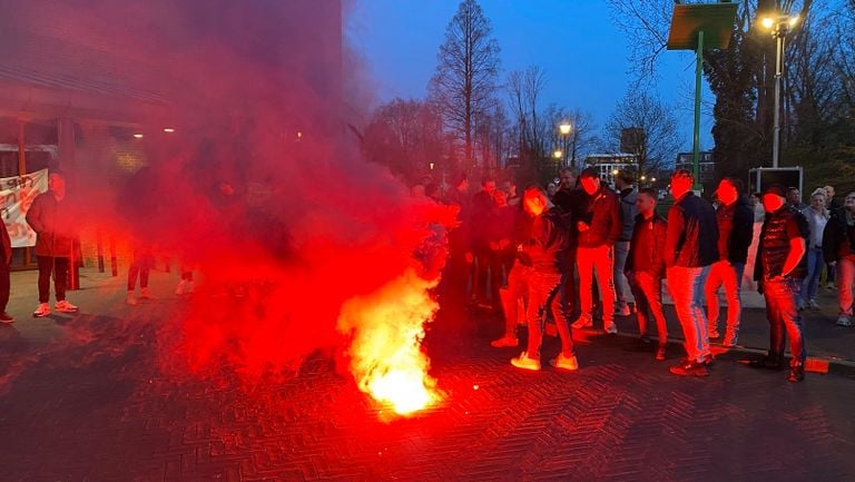 Campaigners lit torches and fireworks (photo: Stefan Kollee/DTV)
