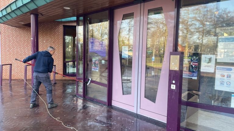 The cleaning is in full swing on Friday (photo: Imke van de Laar).