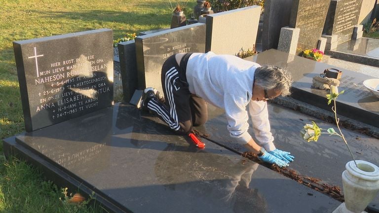 Dorothea (Nonna) is busy brushing the grave of her father and brother (image: Omroep Brabant).