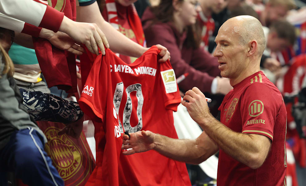 Das Autogramm von Arjen Robben (41) war am Montag beim Beckenbauer-Cup so gefragt wie kein anderes