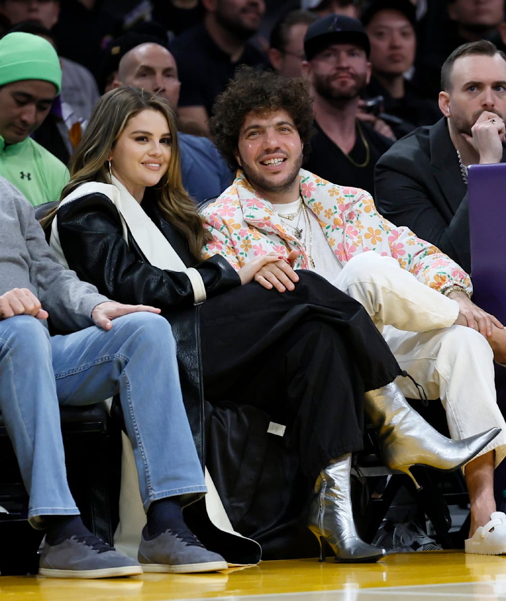 Selena Gomez schaut zusammen mit Platten-Produzent Benny Blanco ein Spiel der LA Lakers